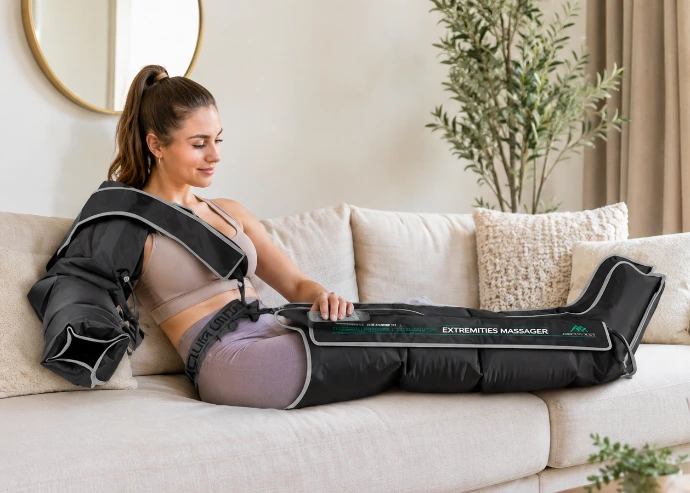 Mujer en sofá con sistema de presoterapia doméstico y profesional de Abantera piernas y brazos